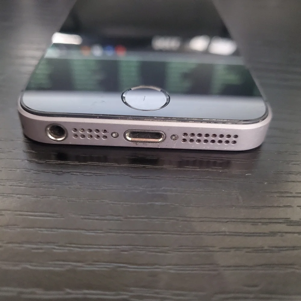 Unlocked Apple iPhone 5s 16GB Space Grey - Picture 3 of 6